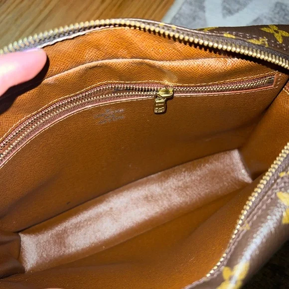 LOUIS VUITTON Authentic Louis Vuitton Monogram Canvas Trocadero 27 Bag - Picture 3 of 17